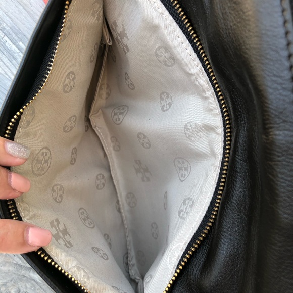 🌟HP🌟Tory Burch Reva Clutch Black/Gold NWT - Picture 11 of 12